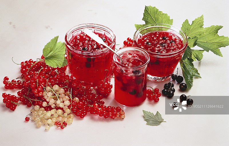 三罐红醋栗果酱；新鲜醋栗图片素材