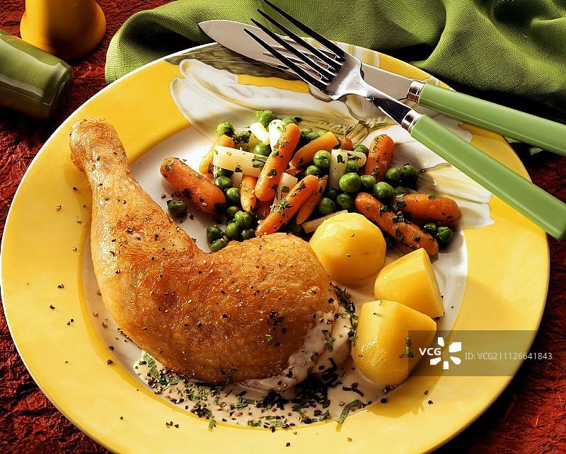 奶油酱鸡腿配土豆和混合蔬菜图片素材