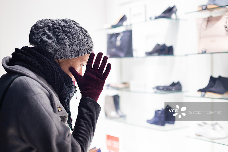 橱窗购物的女人图片素材