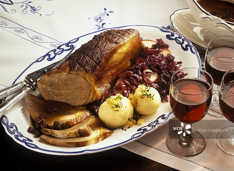 腌制牛肉配土豆丸子和红卷心菜图片素材