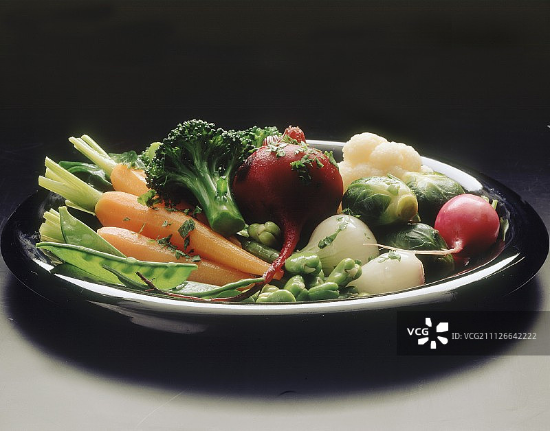 盘中香草蒸蔬菜图片素材