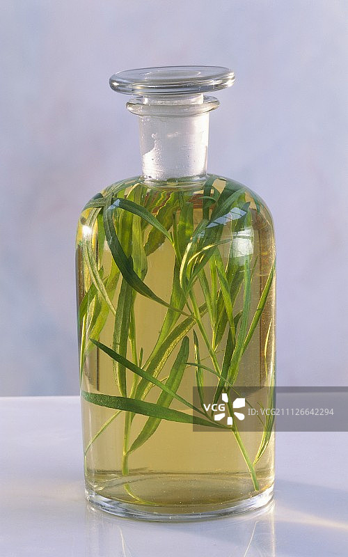 玻璃醒酒器中的龙蒿醋图片素材