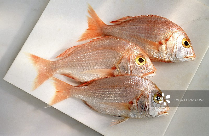 砧板上的三条鳊鱼图片素材