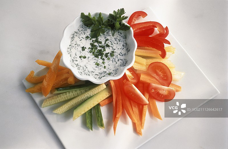 搭配清淡香草酱的生鲜蔬菜图片素材