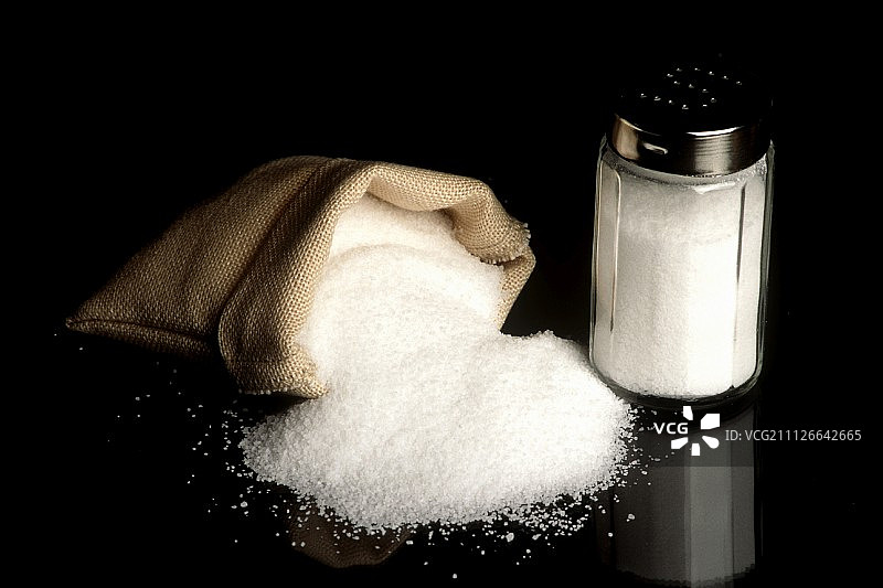 袋子里的盐洒落；盐瓶图片素材