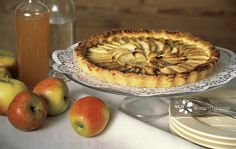 蛋糕架上的苹果馅饼；苹果、苹果汁图片素材