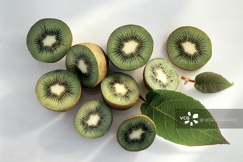 许多猕猴桃切半图片素材