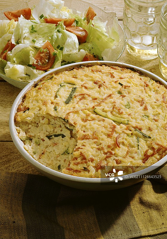 火腿、西葫芦烤米饭和沙拉碗图片素材