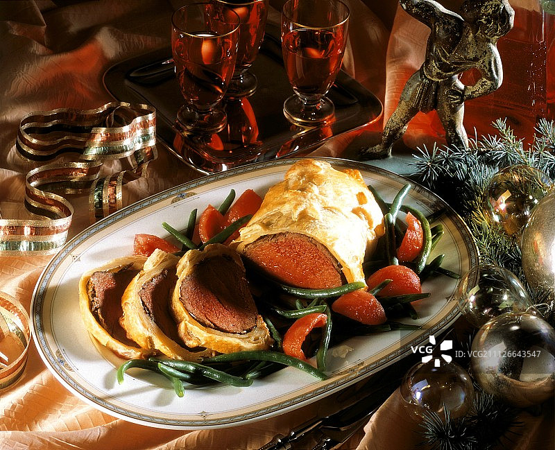 配青豆和番茄的惠灵顿牛排图片素材