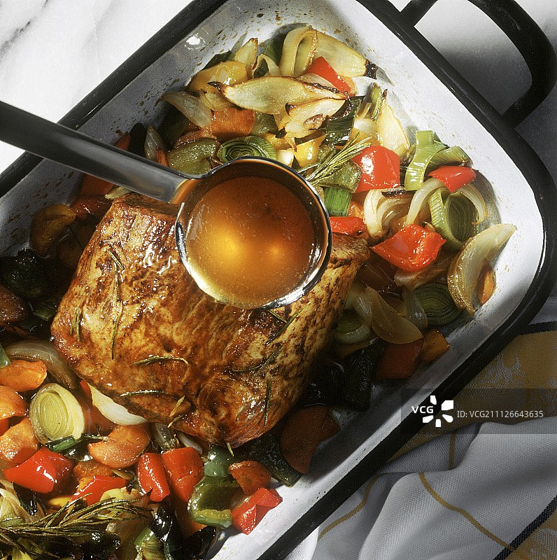 用高汤烤制牛肉图片素材