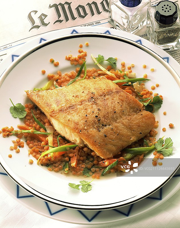 红扁豆上的尼罗河鲈鱼图片素材