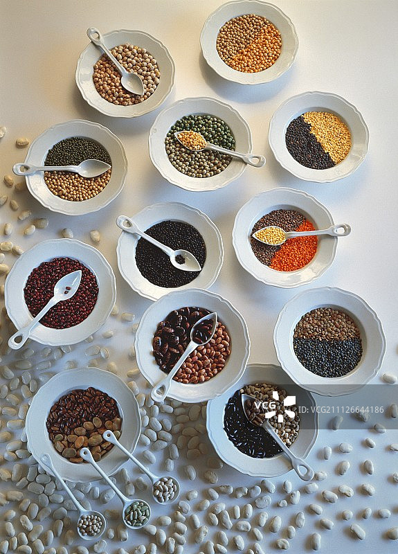 碗里的豌豆、蚕豆和扁豆图片素材