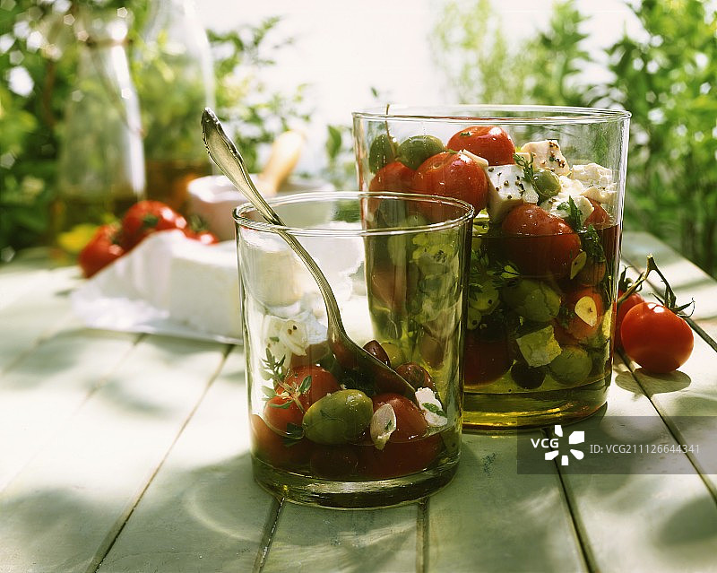 油腌西红柿、橄榄和羊奶酪图片素材