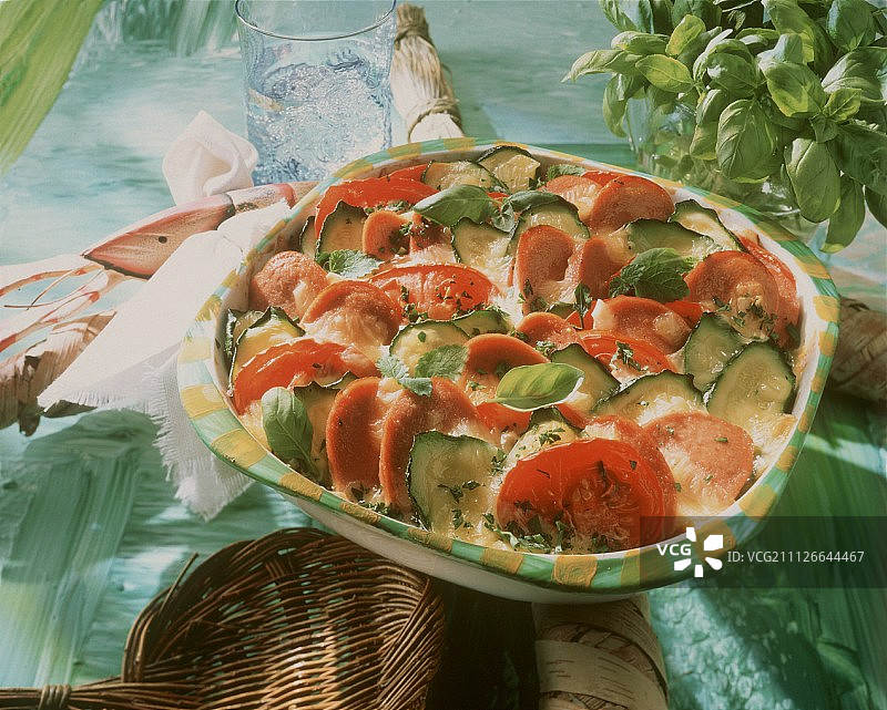 番茄节瓜香肠烤盘，配罗勒和奶酪图片素材