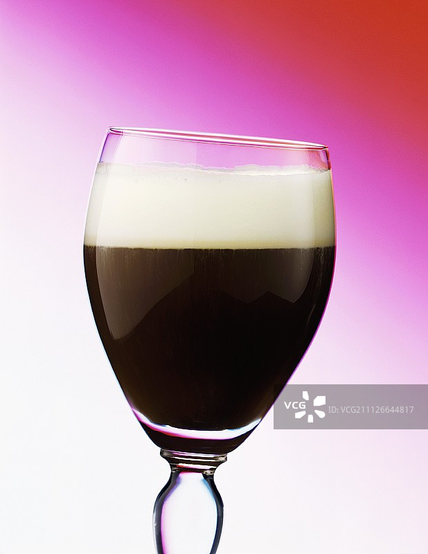 玻璃杯里的爱尔兰咖啡图片素材