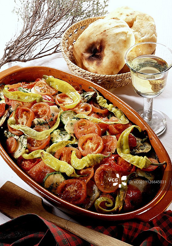 陶碗里的希腊蔬菜和面包篮里的2个皮塔饼图片素材