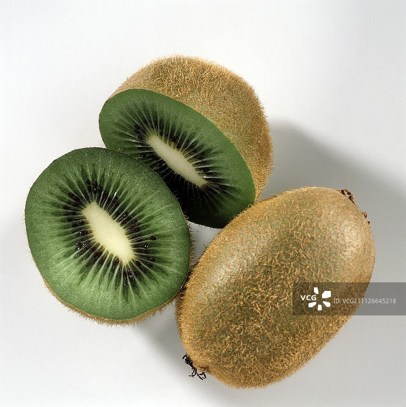 完整奇异果与切开的奇异果图片素材