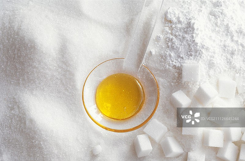 玻璃勺，蜂蜜，砂糖方糖图片素材