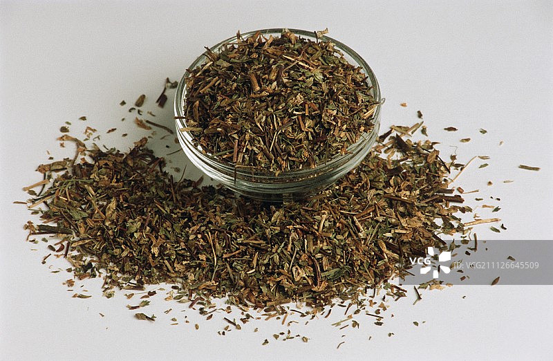 散装小米草与玻璃碗图片素材