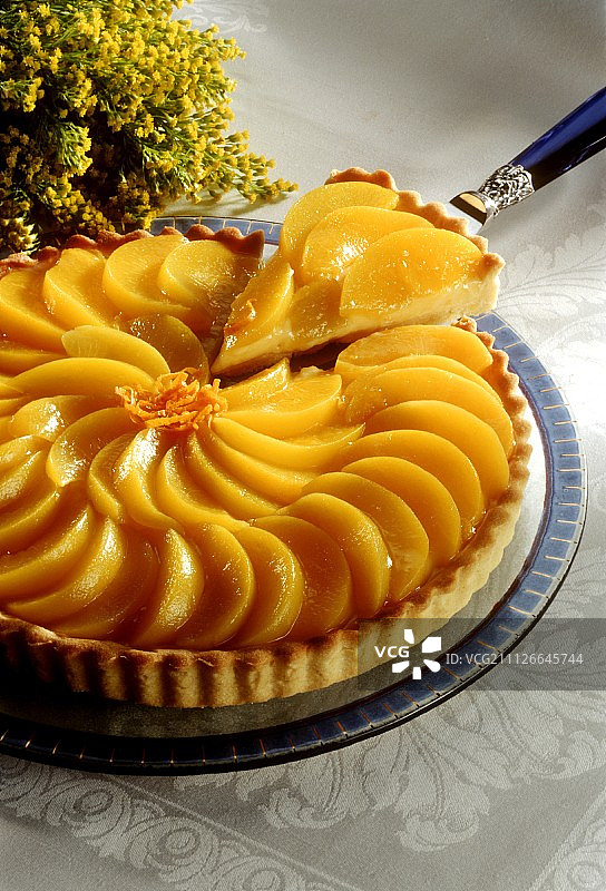 切开的桃子挞和蛋糕片上的另一块图片素材