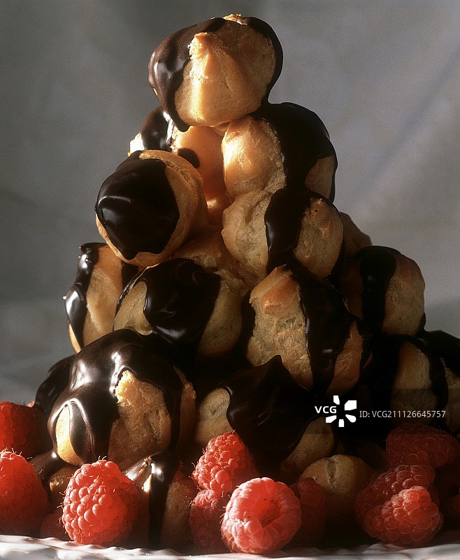 奶油泡芙、巧克力糖霜和覆盆子金字塔图片素材