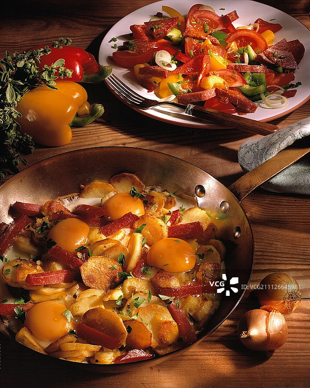 鸡蛋火腿炒土豆配胡椒火腿沙拉图片素材