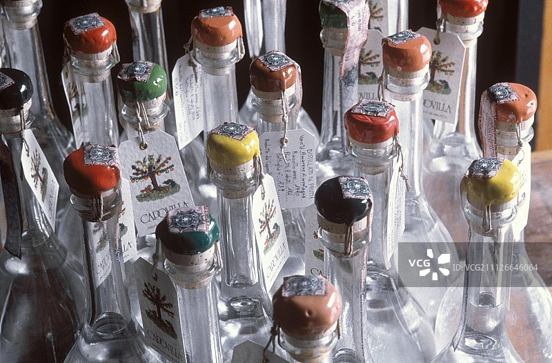几瓶意大利格拉巴酒（特写）图片素材
