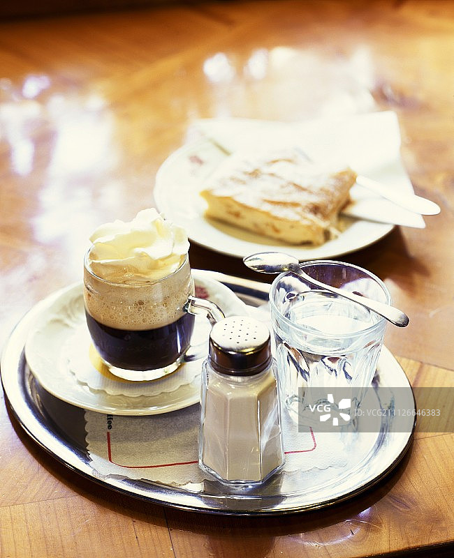 单马咖啡（含奶油）、矿泉水、盐罐图片素材