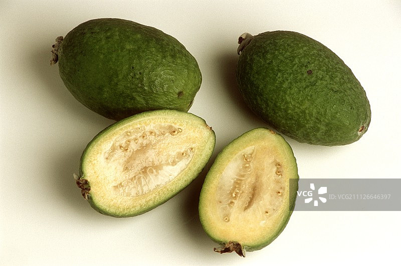 三个番石榴，一个切成两半图片素材