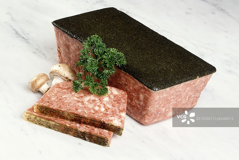 覆盖草本果冻的Sulzkopf肉酱，旁边有两片图片素材