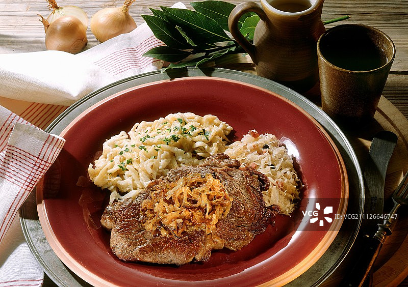 施瓦本牛肉配洋葱、自制面条和酸菜图片素材