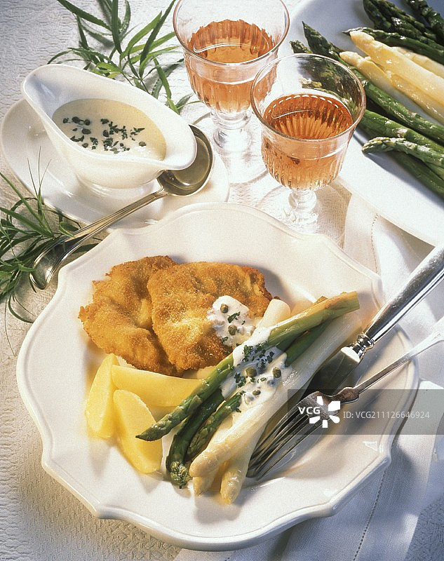 绿色白芦笋配维也纳炸肉排和刺山柑酱图片素材