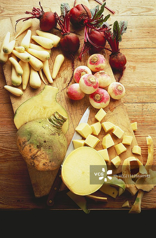 瑞典人、萝卜、欧洲萝卜和甜菜根在木板上图片素材