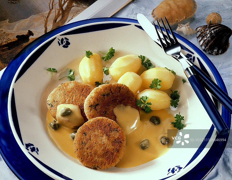 萨斯尼茨鲱鱼肉饼配土豆和刺山柑酱图片素材