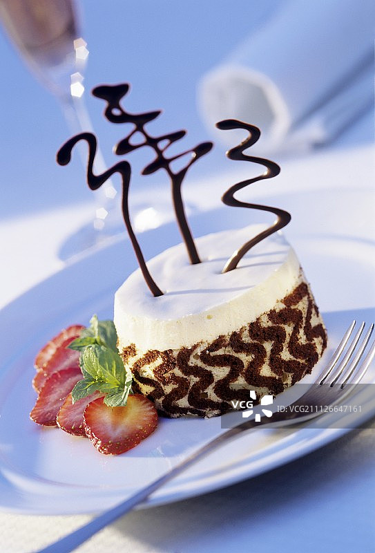 分层香草奶油黑白海绵蛋糕图片素材