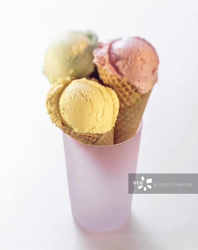 玻璃杯里的三块冰淇淋威化饼图片素材
