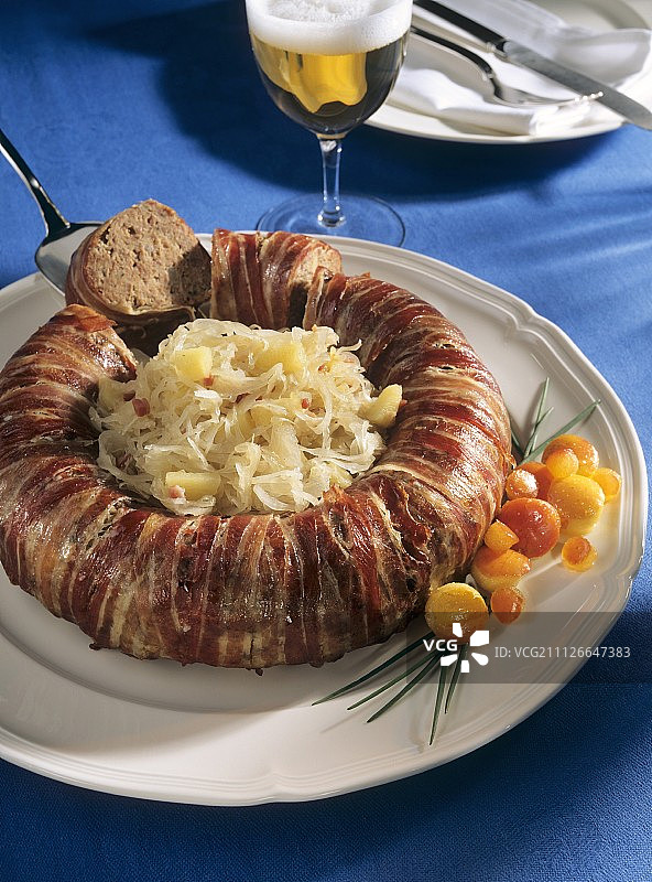 酸菜香辣肉卷图片素材