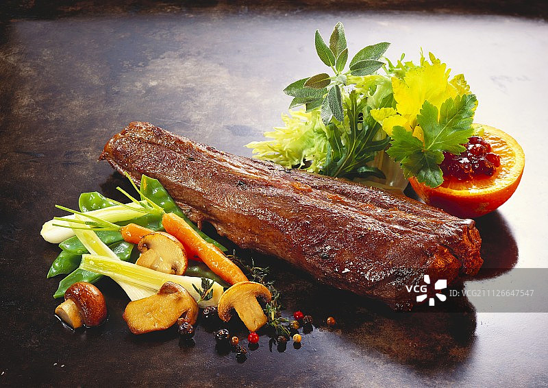 带蔬菜和沙拉的完整野兔肉冻（黑色烤盘）图片素材