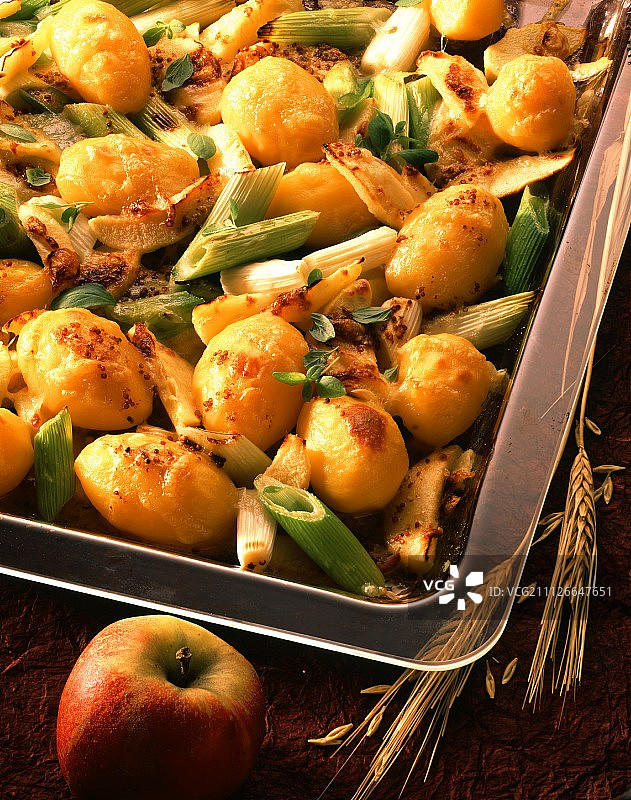 烤盘上的苹果韭葱芥末土豆图片素材