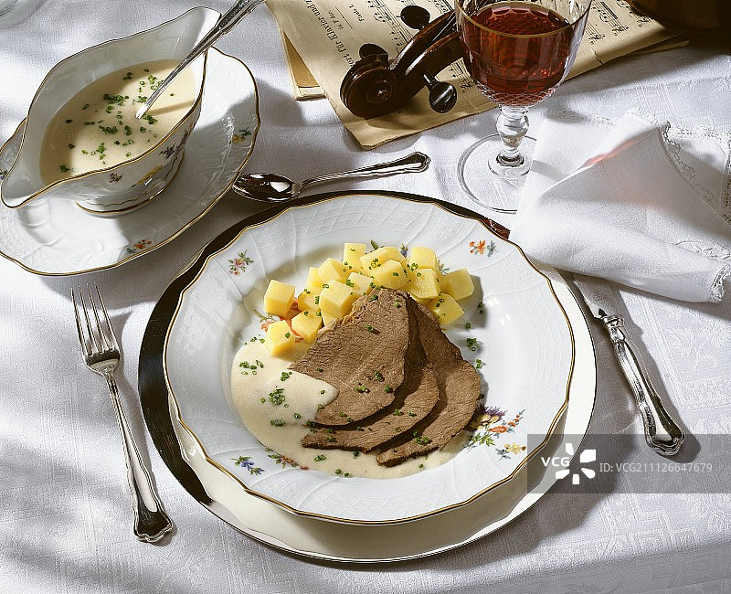 煮牛里脊配辣根酱和土豆图片素材