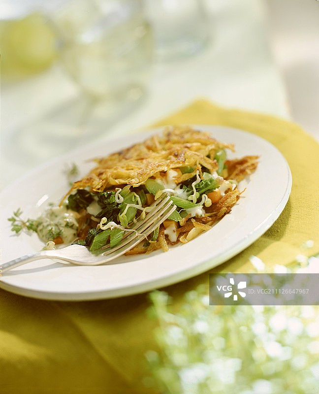 蔬菜馅和鞑靼酱马铃薯饼图片素材