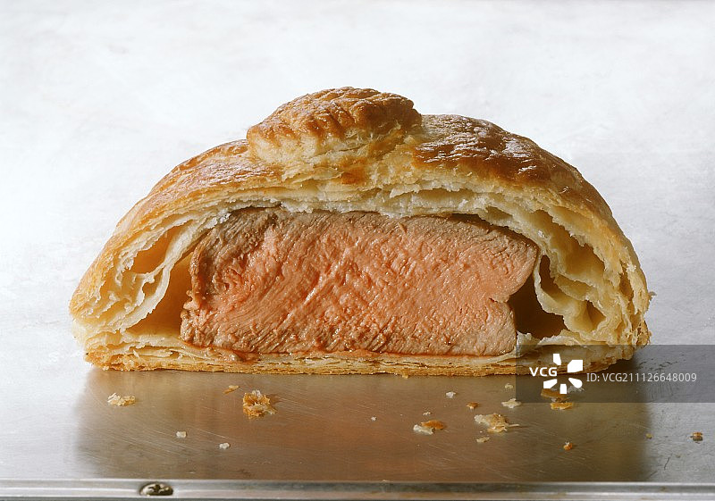 惠灵顿牛排（酥皮包裹的牛肉）图片素材