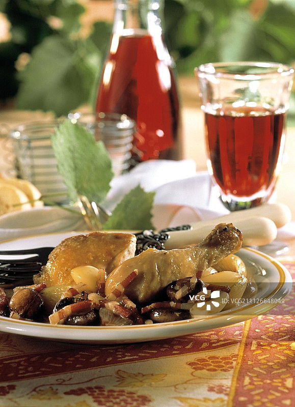 勃艮第红酒烩鸡，配培根、洋葱和大蒜图片素材