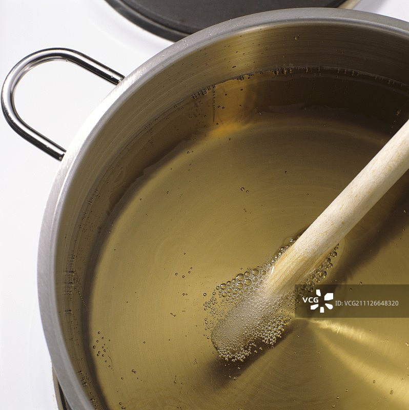 用木棍测试热油锅的温度图片素材