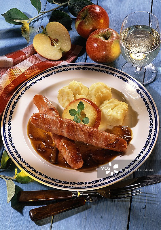 培根卷香肠配苹果片和土豆泥图片素材