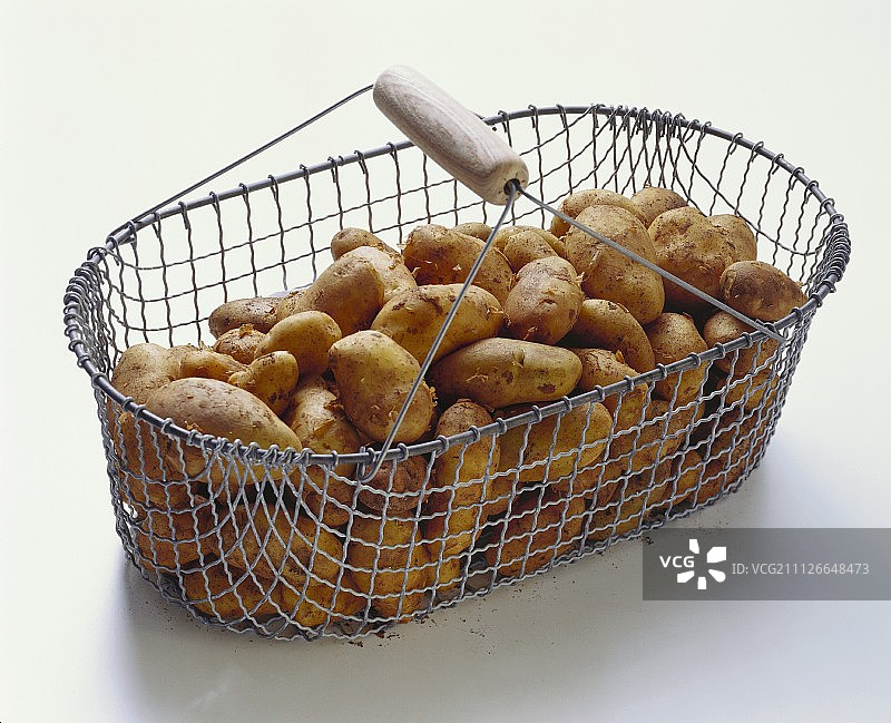 金属丝篮中的土豆（意大利西格琳德）图片素材