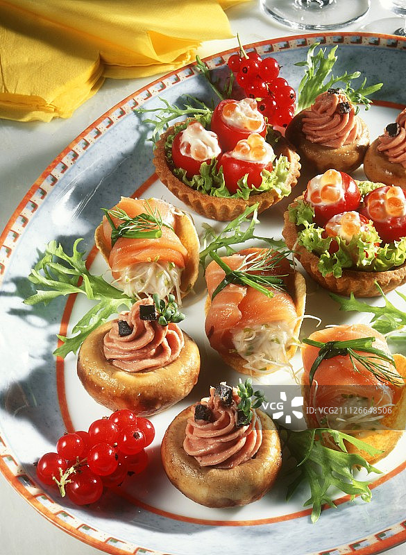 酿蘑菇、三文鱼卷和酿圣女果图片素材