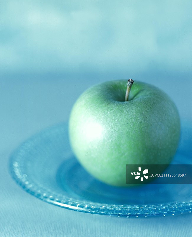 玻璃盘上的澳洲青苹图片素材