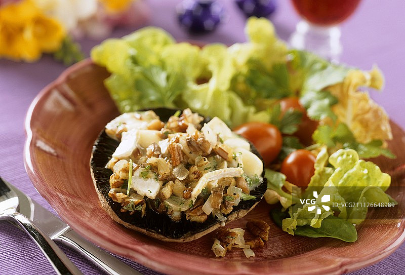 塞满山核桃和蔬菜的巨型蘑菇图片素材