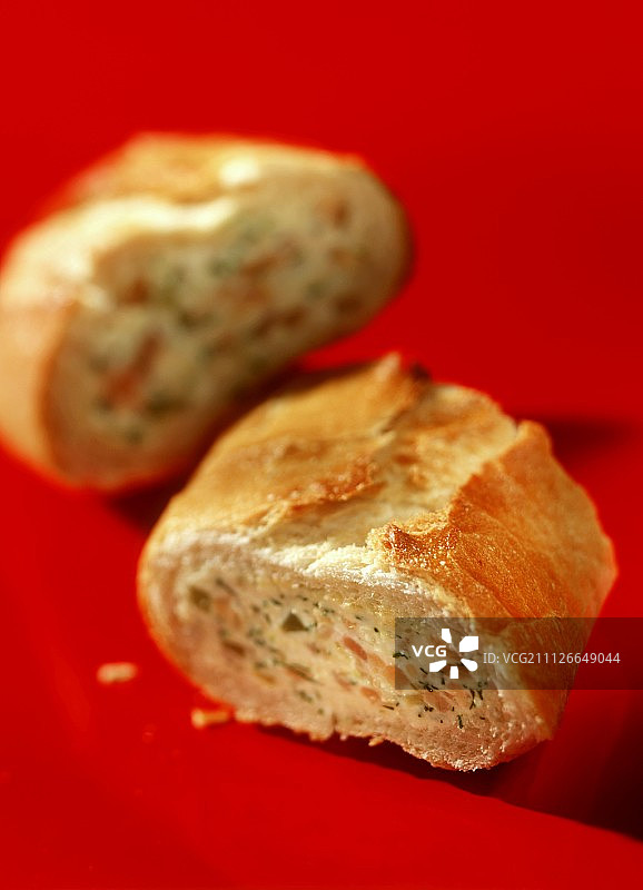 切好的烟熏三文鱼奶油奶酪法棍三明治图片素材